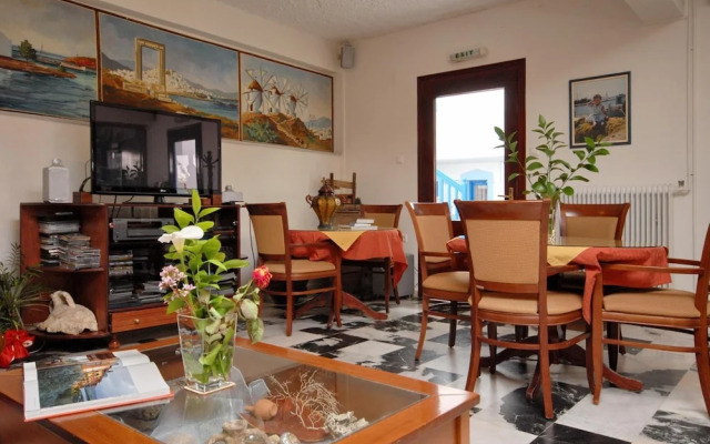 Barbouni Hotel & Studios