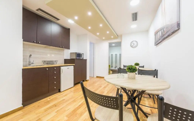 Central 3 bdrm apt for 12, Fresh Renovated!