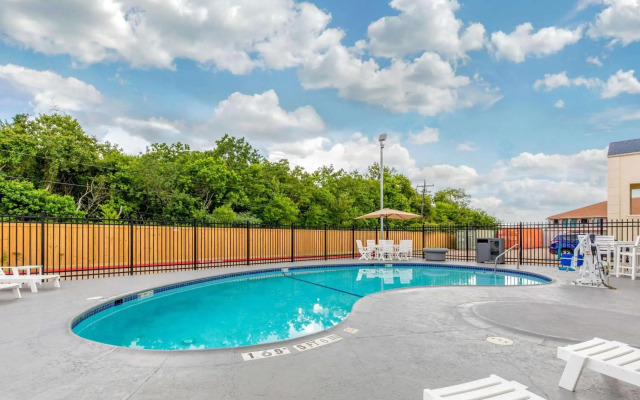 Quality Inn Clute Freeport