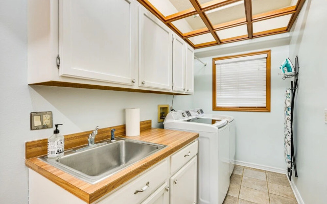 2 Mi to Busch Gardens: Retreat in Scenic Community