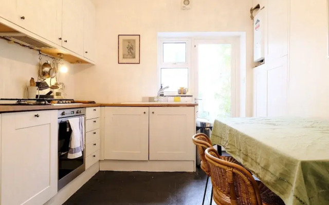 Bright and Modern One Bed in Central London
