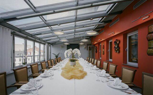 Avalon Hotel & Conferences