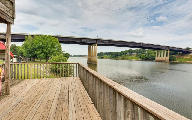 Tennessee River Retreat: Multi-level Deck & Views