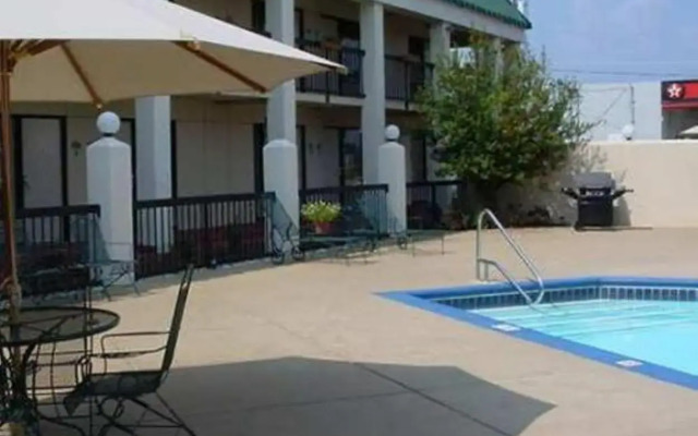 Econo Lodge Columbus near Airport