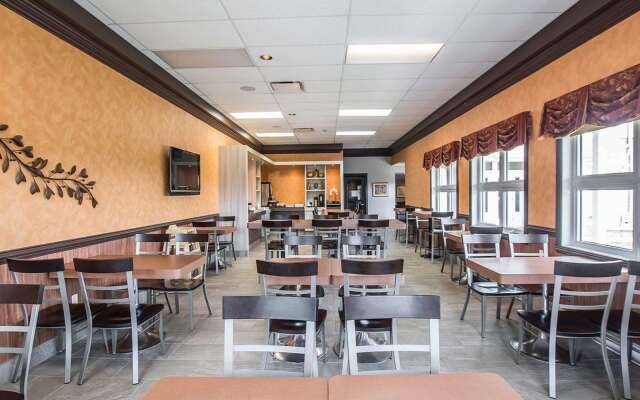 Econo Lodge Inn & Suites