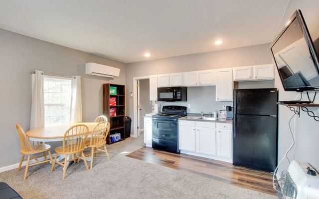Cozy Missouri Escape w/ Balcony, Near Colleges!