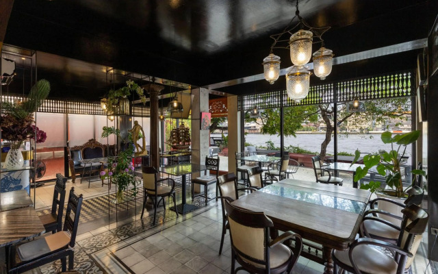 Amdaeng Bangkok Riverside Hotel