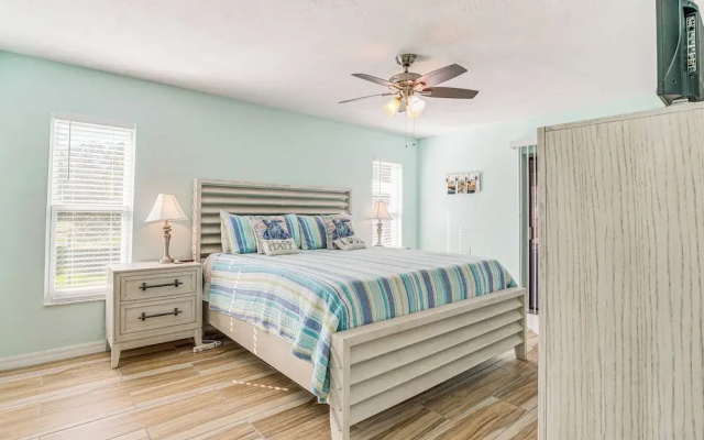 Riverfront Home With Private Dock, Fire Pit!