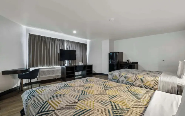 Studio 6 Suites Escondido, CA