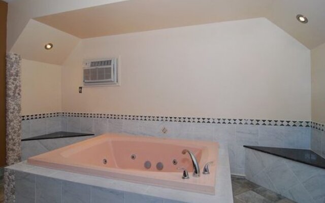 RODEWAY INN &amp; SUITES