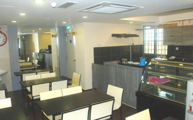 OYO 124 Hotel Seniman Sentul (Sanitized Stay)