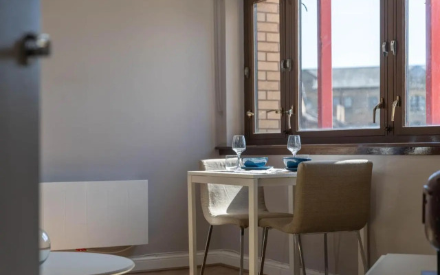 Stunning 1 Bed Merchant City Apartment with Parking
