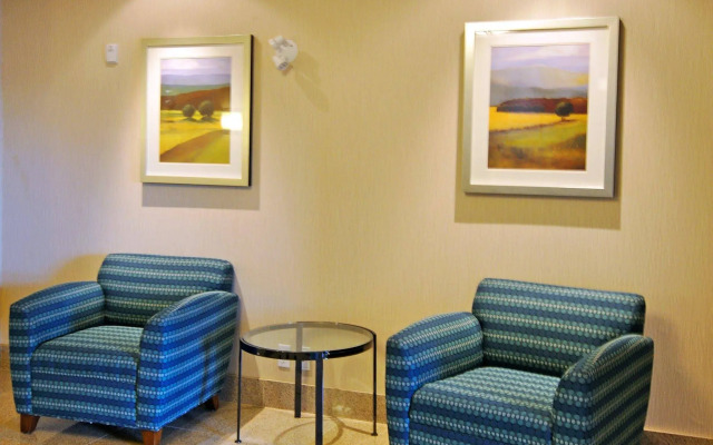 Holiday Inn Express Hotel & Suites Ottawa Airport by IHG