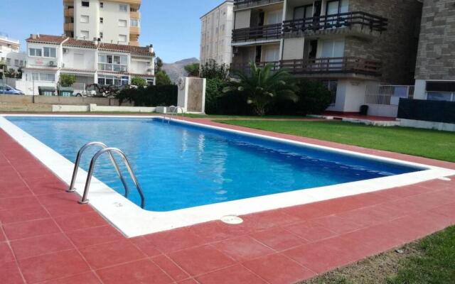 Apartament a Roses. Terrassa i piscina comunitaria