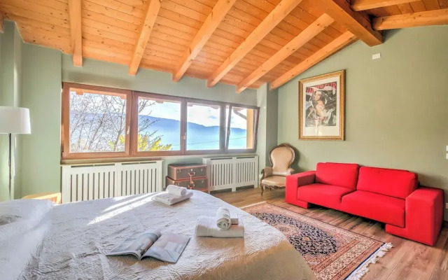 Faby House On Hilly Area And Lake View