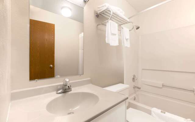 Super 8 by Wyndham Boonville