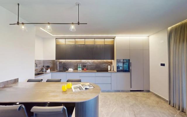 *King David Residences*2 Bd*Pool/Gym/Parking*