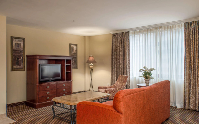 Arlington Court Suites, a Clarion Collection Hotel