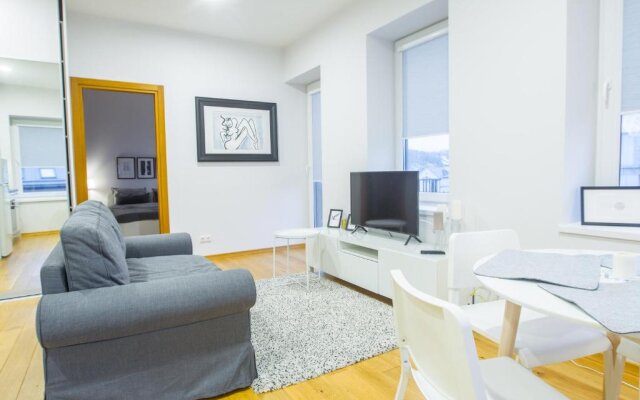 Bright 1BD Apartment in Old Town by Hostlovers