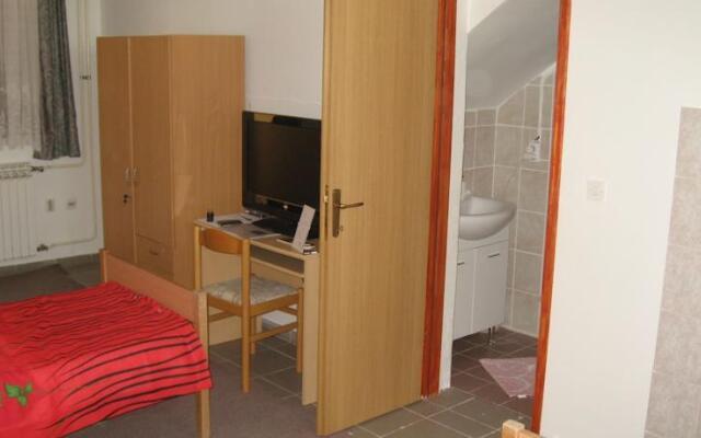 Crni Biser Apartments and Rooms