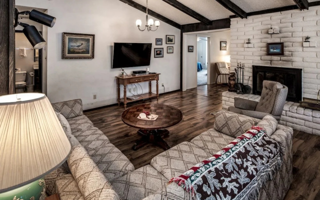 Aztex Retreat - Three Bedroom Cabin