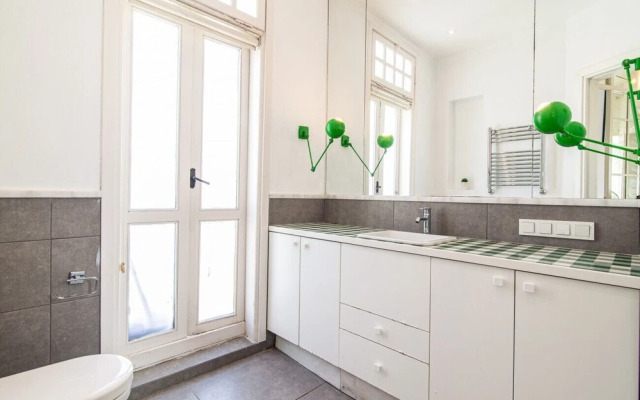 Lovely and Central Flat With Balcony in Cihangir