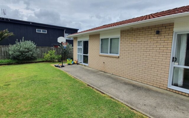 Cheerful 3BR Home - Free WiFi & Netflix
