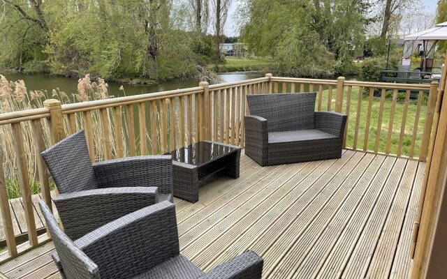 Beautiful and Tranquil Lakeside Lodge - Sleeps 5