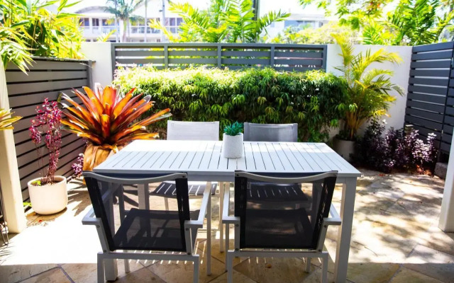 2 Bedroom Renovated Townhouse, Walk to Noosa River
