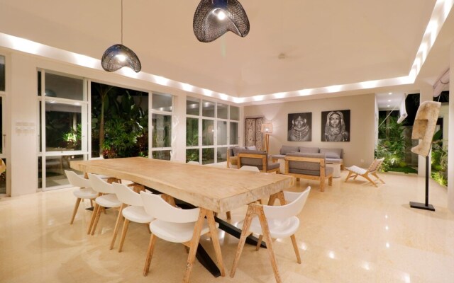 Limitless Jungle Villas Complex, 5 BR, Ubud With Staff
