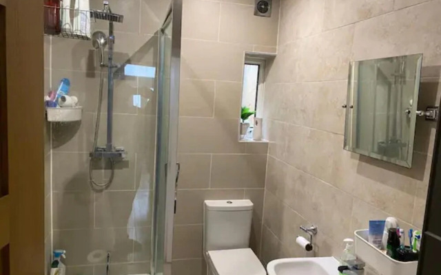 Modern 5 Bedroom Family House - 18 Mins to Station