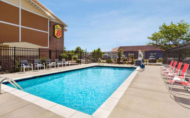 Super 8 by Wyndham Lenexa Overland Park/Mall Area