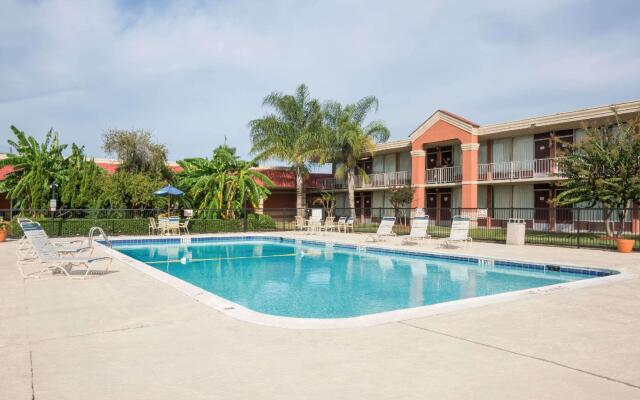 Studio 6 Lake Jackson, TX