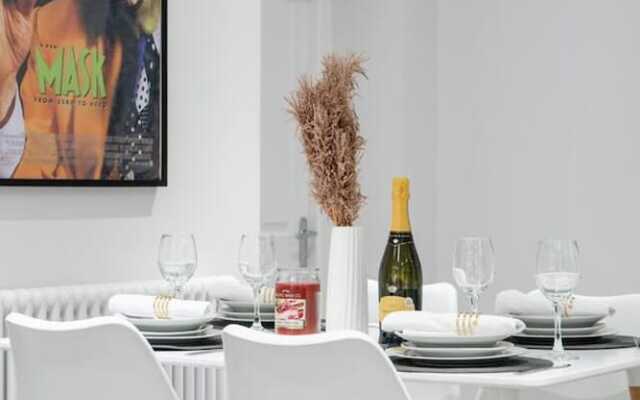 Livestay - 2 Bed Hollywood Movie Themed Apt