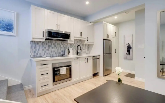 Casa Queen-Leslieville Suite w LRG Patio
