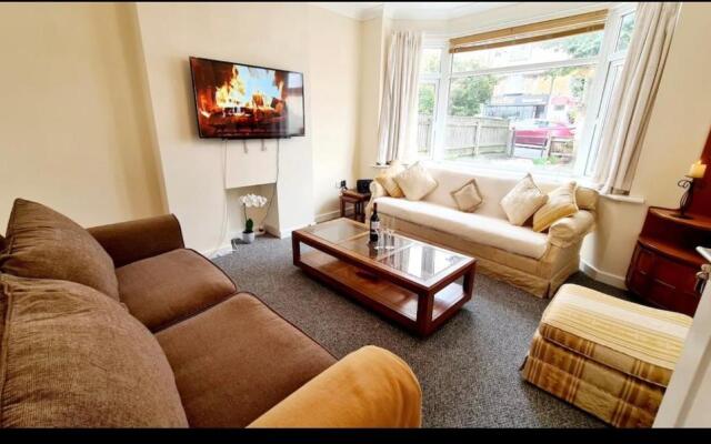 Cleopatra Family Accommodation Sleeps 11 with 2 free parkings