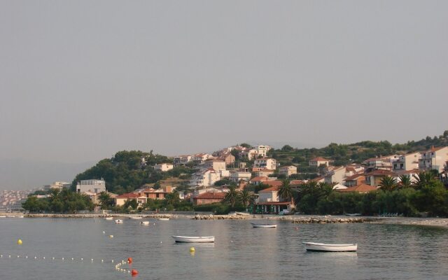 Captivating 2-bed Apartment in Podstrana