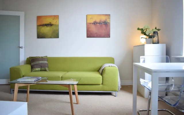 2 Bedroom Flat Near Tower Hill