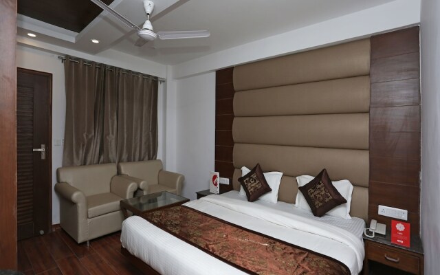 OYO 15210 Hotel Aashna