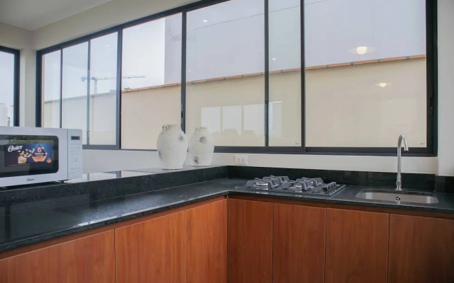 w Striking 1BR w Perfect Balcony Near Kennedy Park
