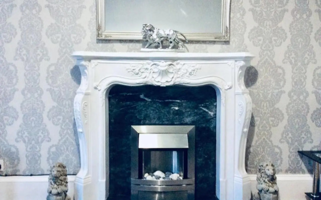 The Lion'S Den On Royal Street