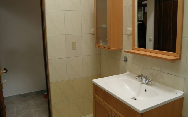 Easeful Pifar Apartment great location