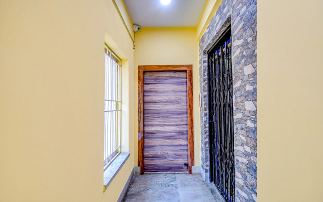 OYO Ruby Park Dream Palace Near Acropolis Mall