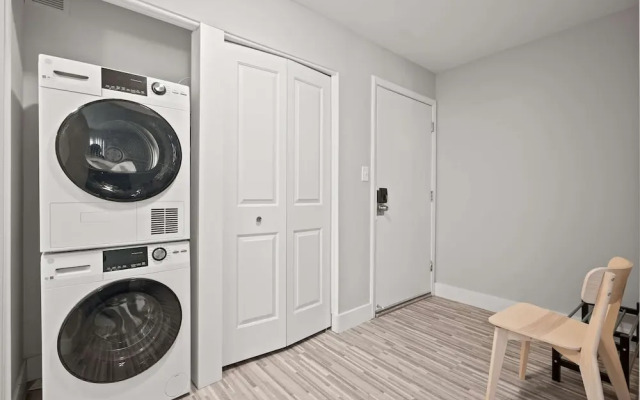 Spacious 2BR 2BA Apartment in the City