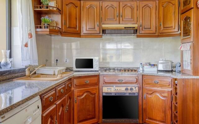 Carcavelos Villa With Pool