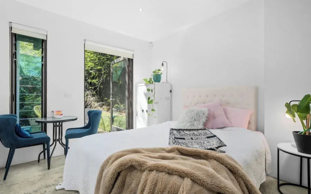 Melb Cbd a Zen oasis garden studio.