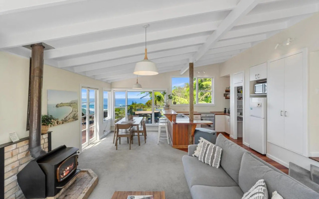 Piha - City Escape, Piha Holiday Home