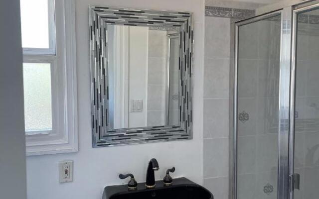 Spacious 1Bed, 1 Bath in Beverly Hills