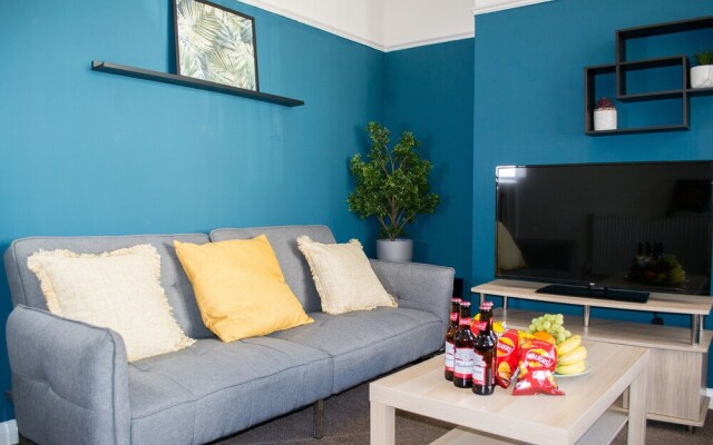 Modern House Perfect for Business, City Break Or Football