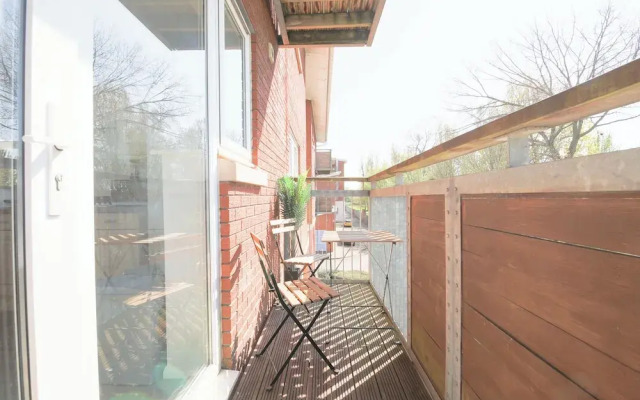 2 Bed Apartment Overlooking Water